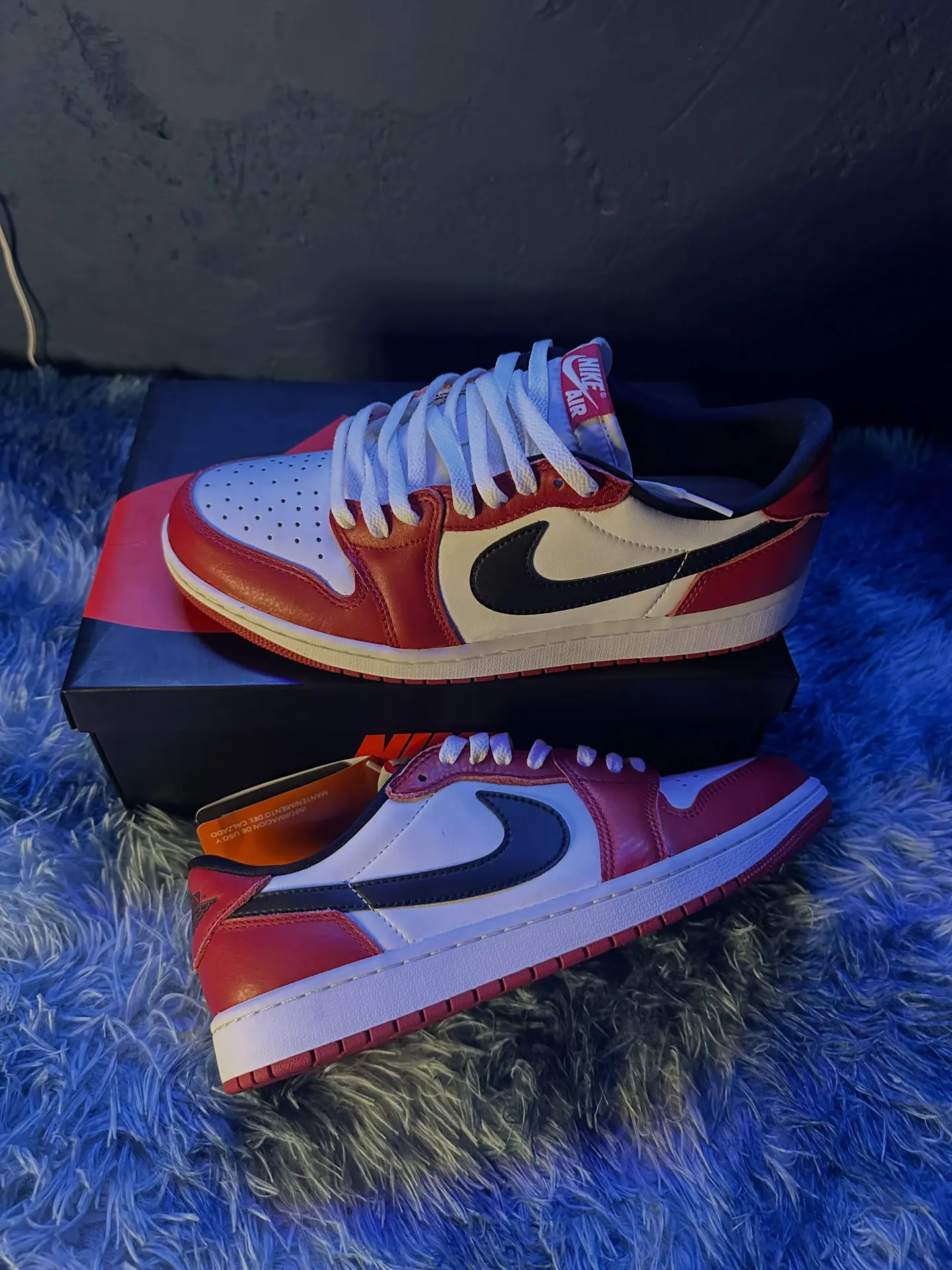 Air Jordan 1 Low «Chicago» rojas y blancas sobre su caja