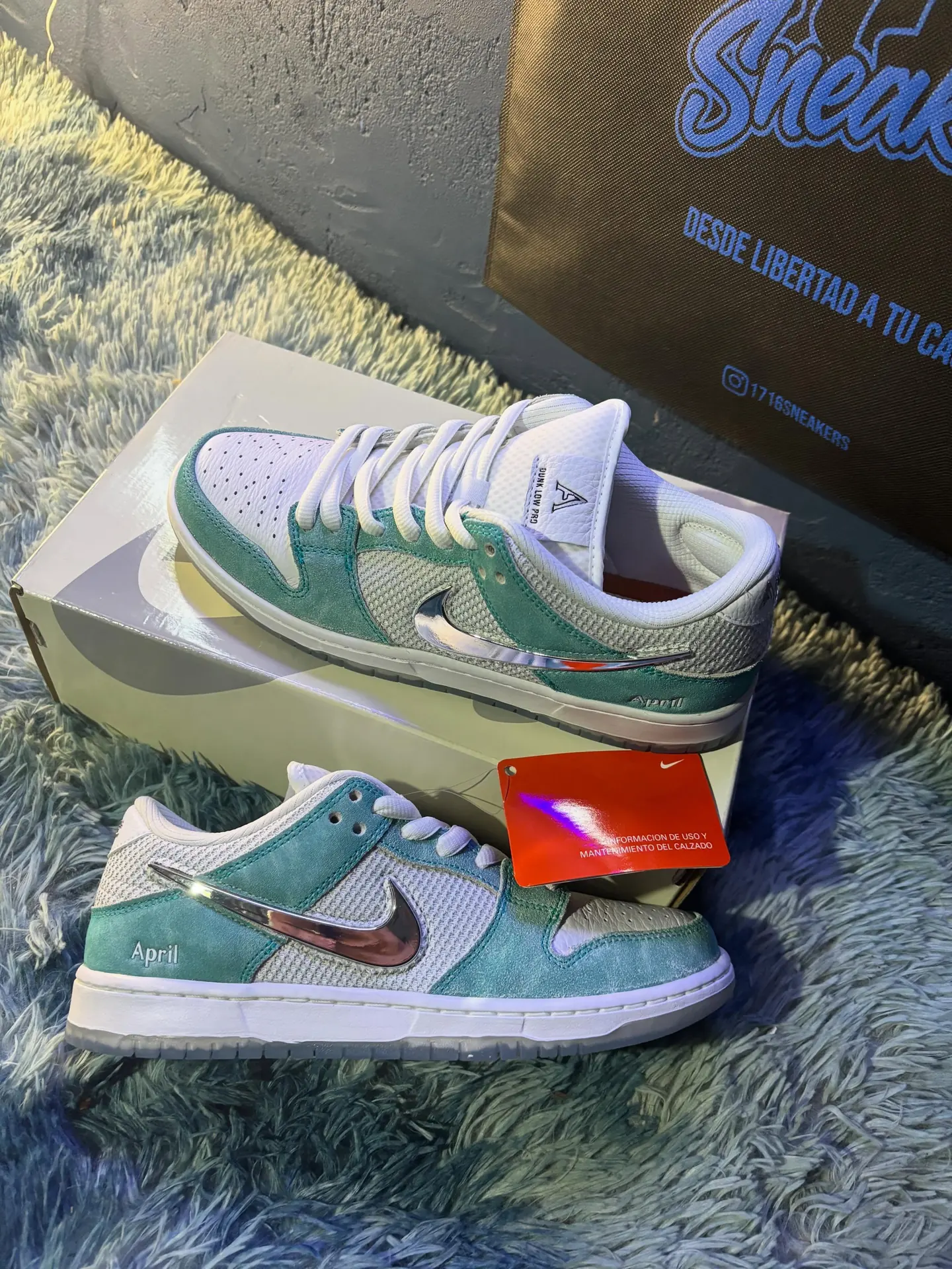 Nike SB Dunk Low x April Skateboards verde agua sobre su caja